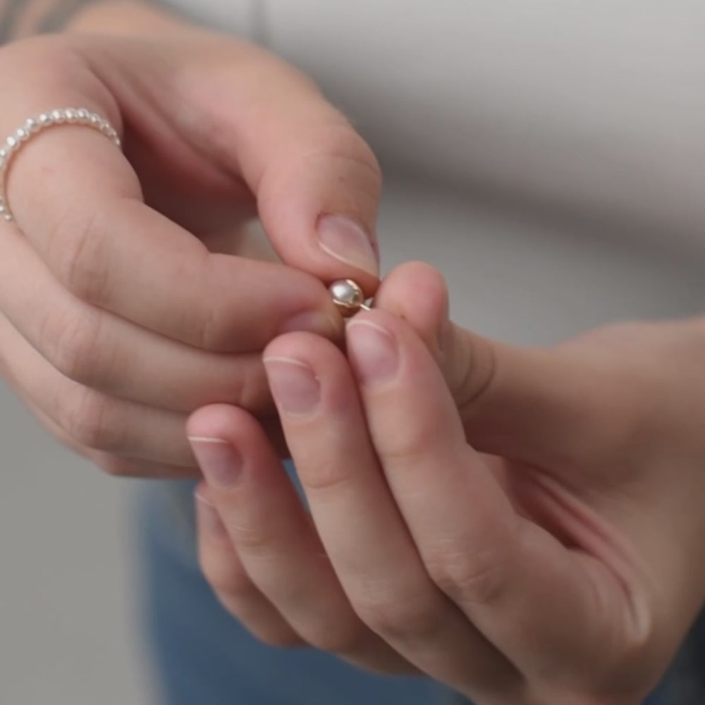 
                  
                    Video in der Galerie ansehen und abspielen, round white pearl earrings of 5mm with 585 gold screw stud
                  
                