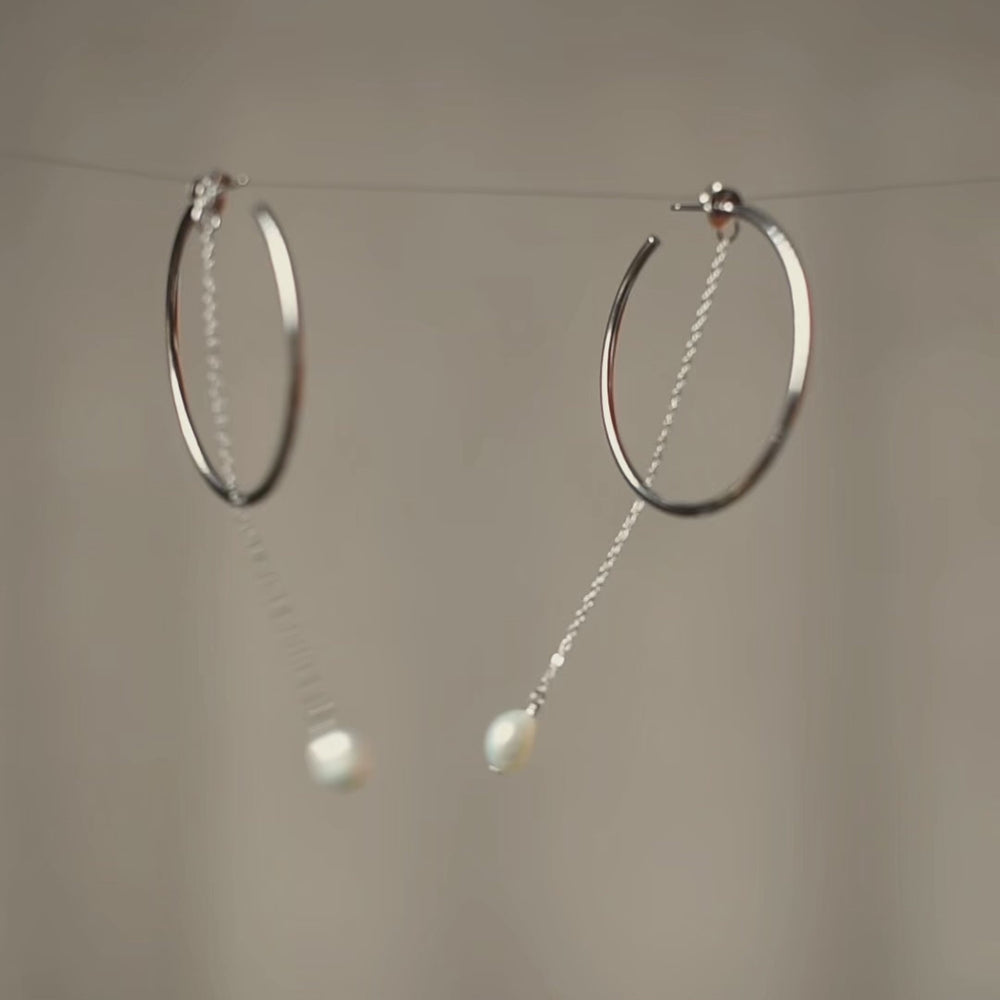 
                  
                    Încărcați și redați videoclipul în vizualizatorul galeriei, Silver Hoop Earrings with silver chain and pearl Blanche
                  
                