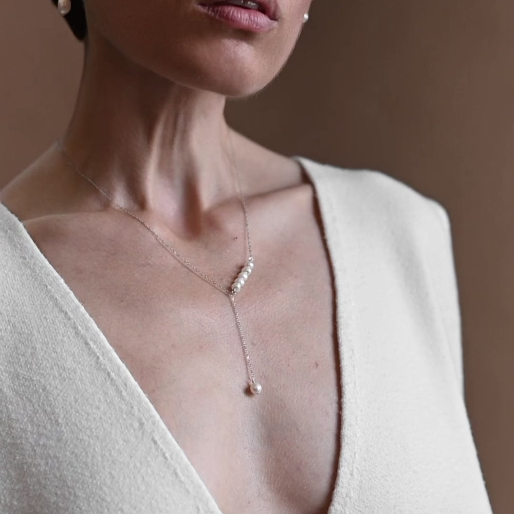 
                  
                    Video in der Galerie ansehen und abspielen, Silver chain with white pearls Constellation collection
                  
                