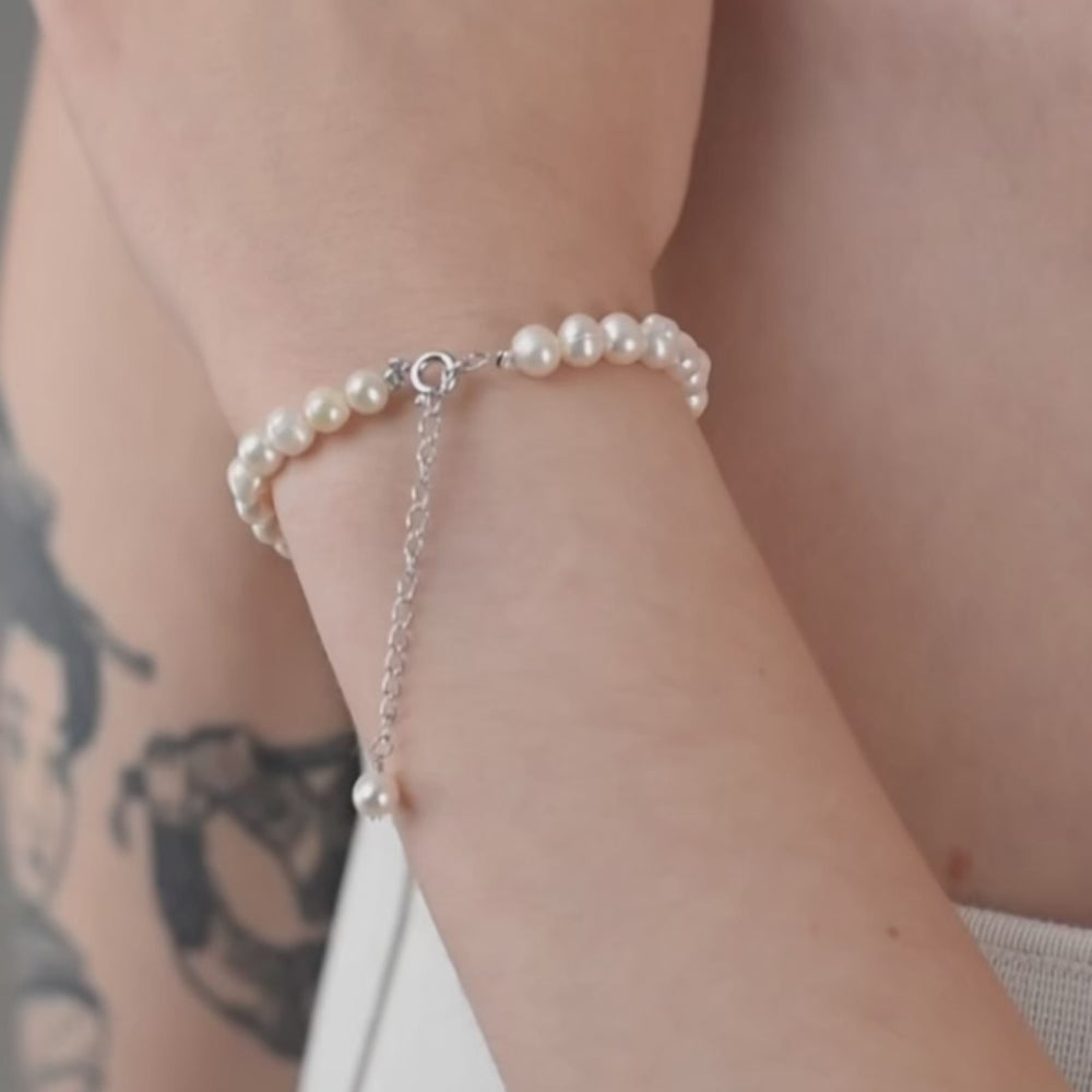 
                  
                    Load and play video in Gallery viewer, Bracelet with baroque round pearls of 6mm, silver chain
                  
                