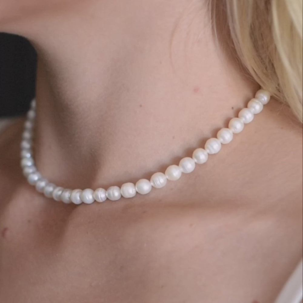 
                  
                    Video in der Galerie ansehen und abspielen, Choker with White Round Baroque Pearl, 6 mm
                  
                