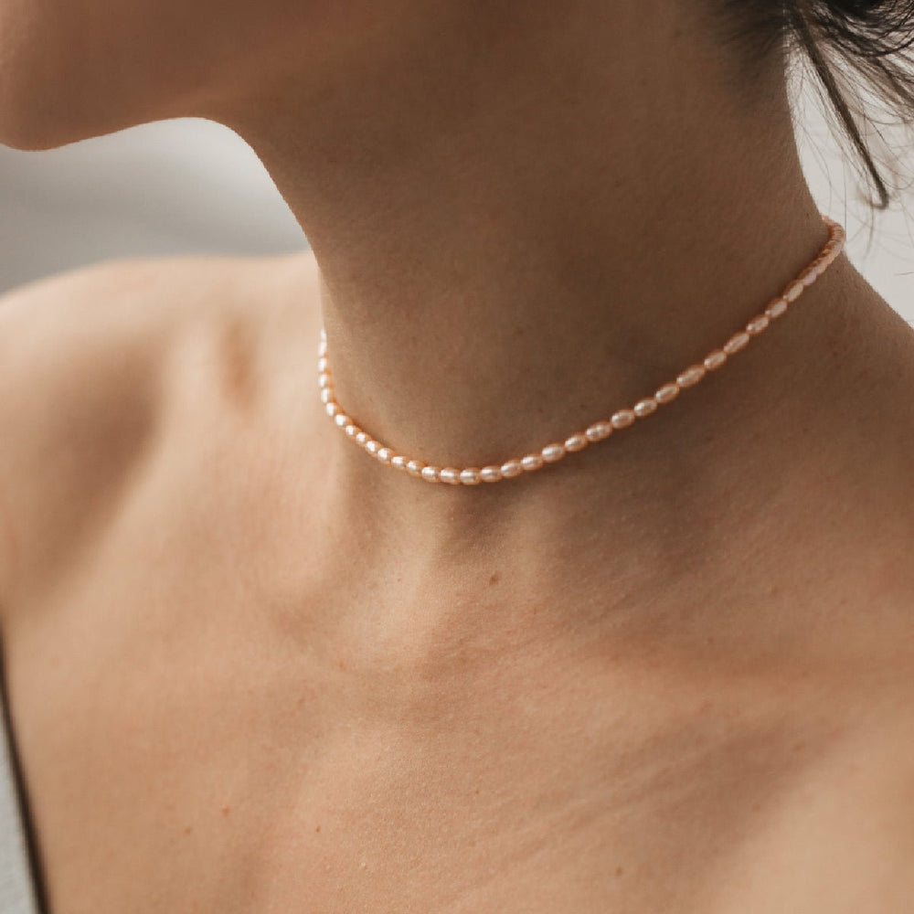 
                  
                    Choker with peach rice pearl 3mm, silver metal
                  
                