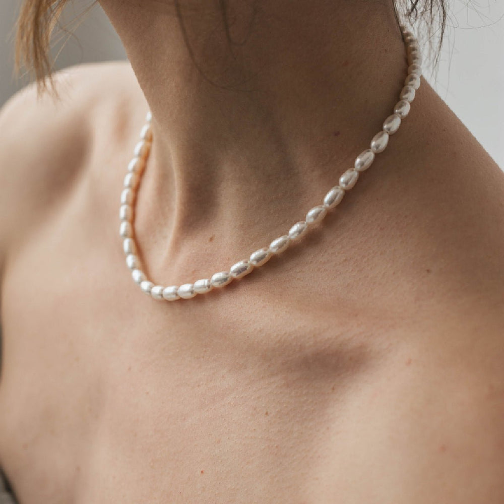 Necklace choker with white rice pearls of 6mm, silver metal