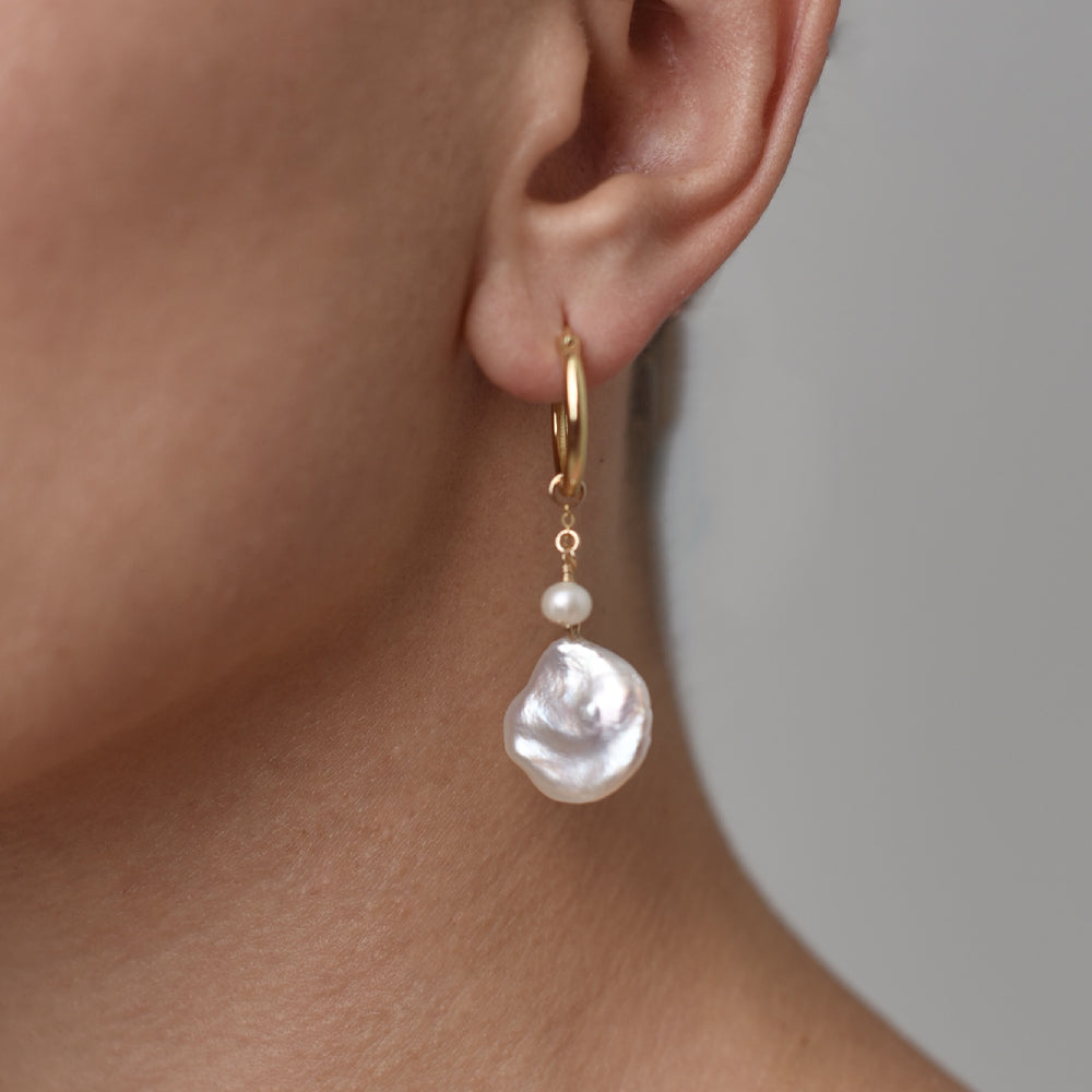 
                      
                        Keshi pearl earrings seashell with gold vermeil - Pearl Code
                      
                    