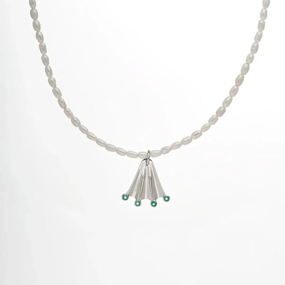Rice white pearl necklace with a silver Frog paw-shaped pendant with green onyx gemstones