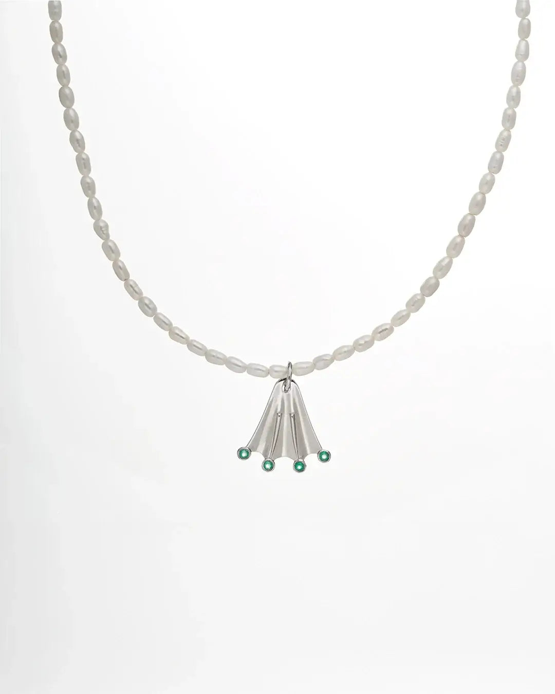 Rice white pearl necklace with a silver Frog paw-shaped pendant with green onyx gemstones