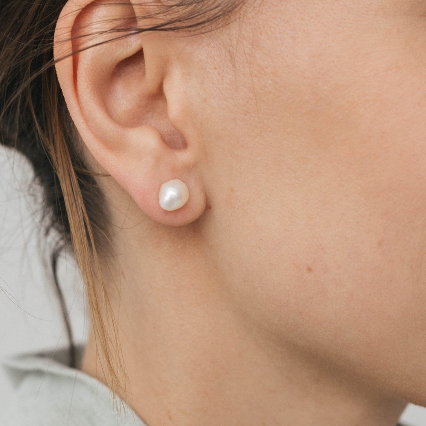 Stud earrings white baroque pearl 7 mm, silver photo