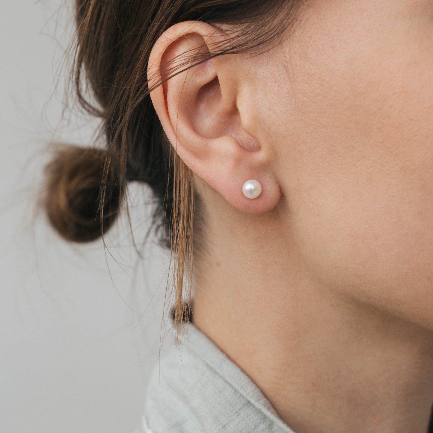 Stud earrings white pearl of 5 mm photo