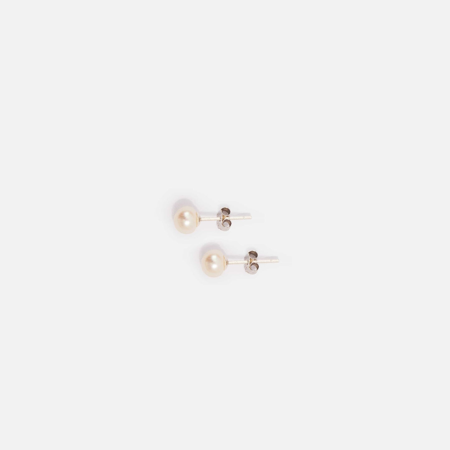 Stud earrings white pearl of 5 mm photo
