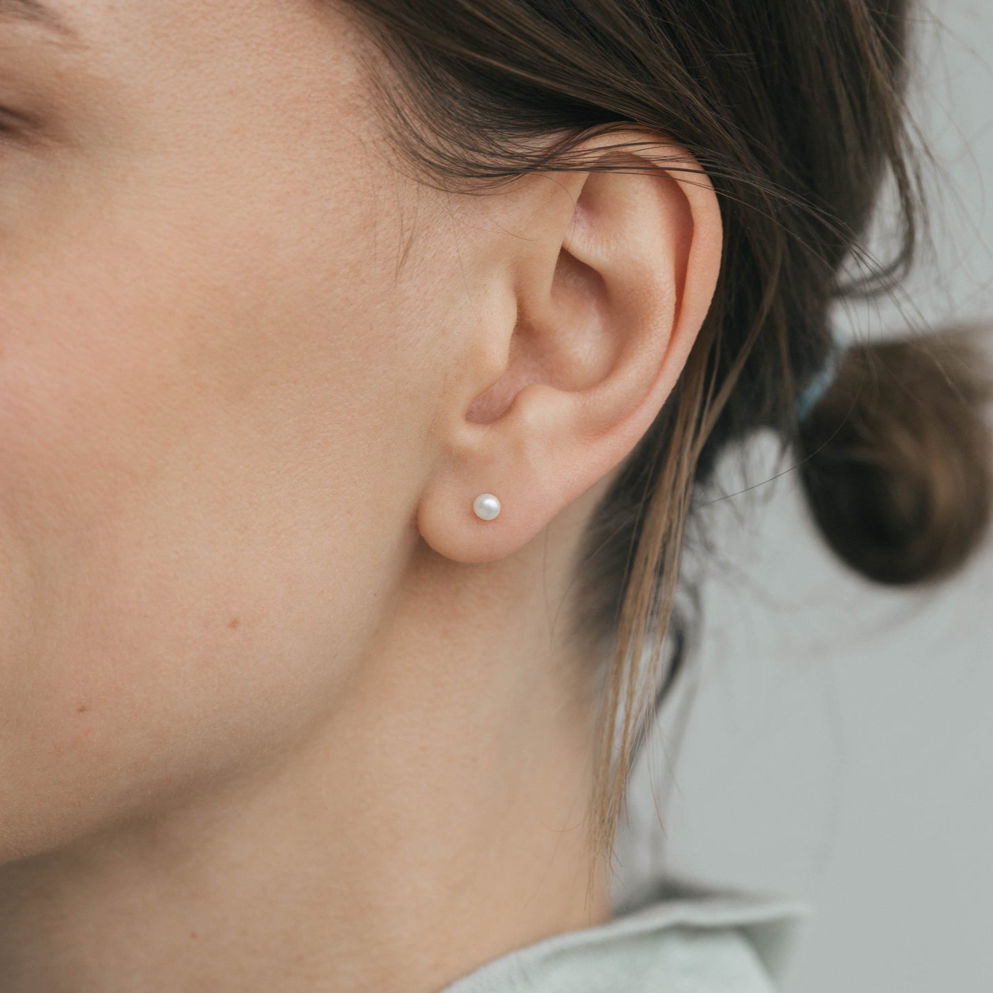 Stud earrings with white pearl, 3 mm photo