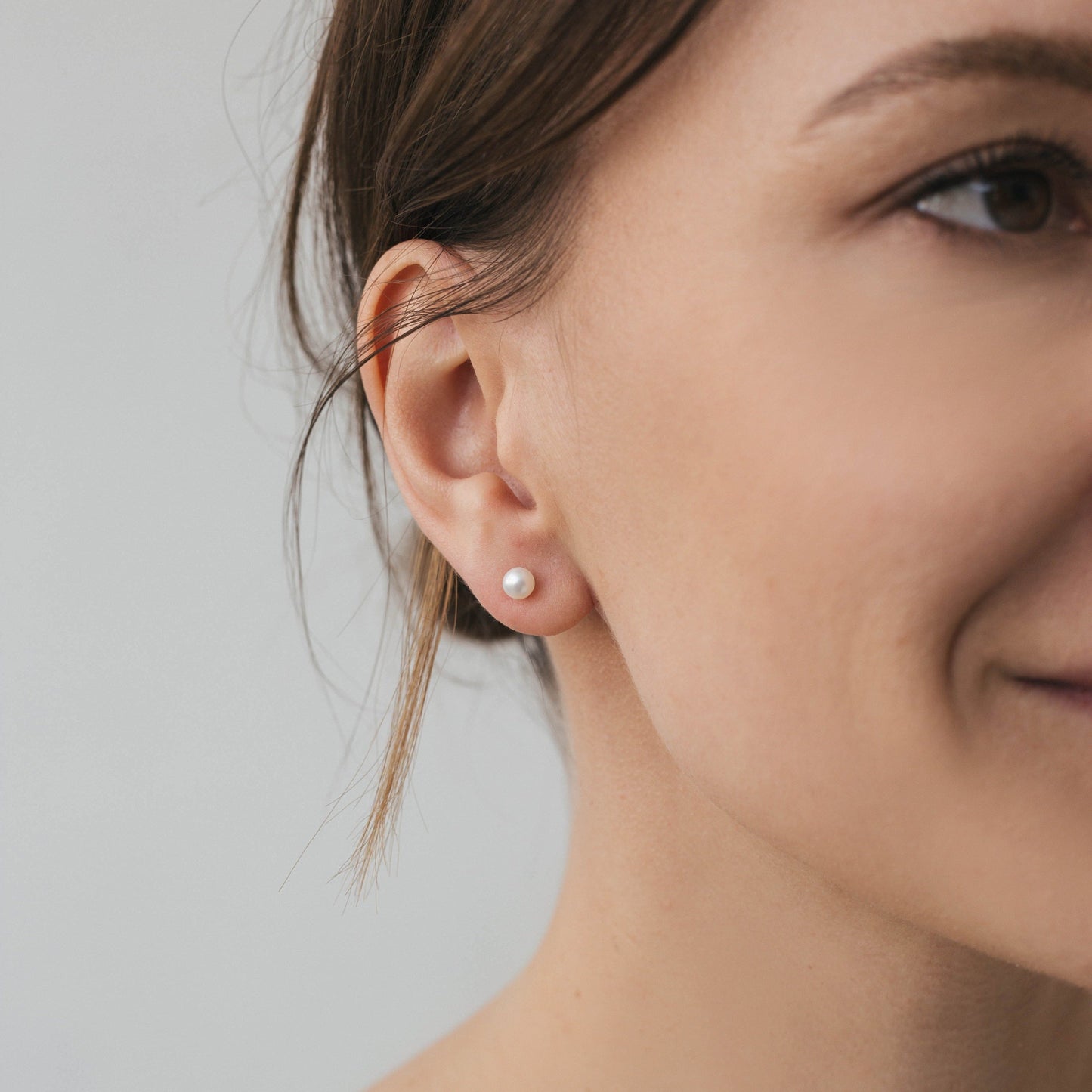 Stud earrings with white pearl, 3 mm photo