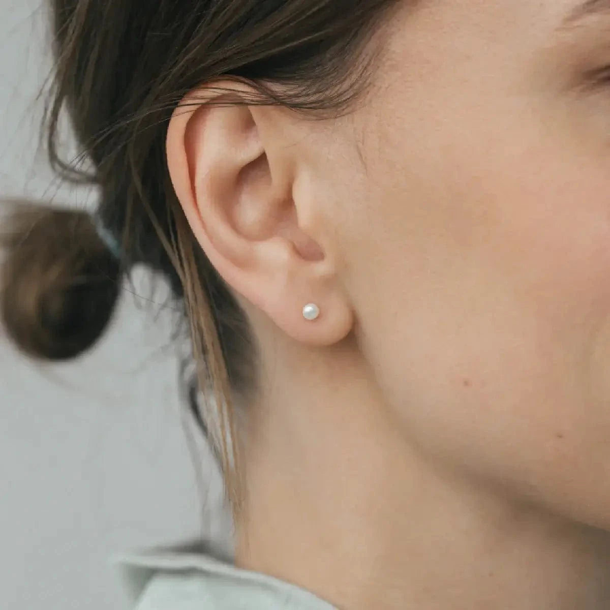 Stud earrings with white pearl, 3mm photo