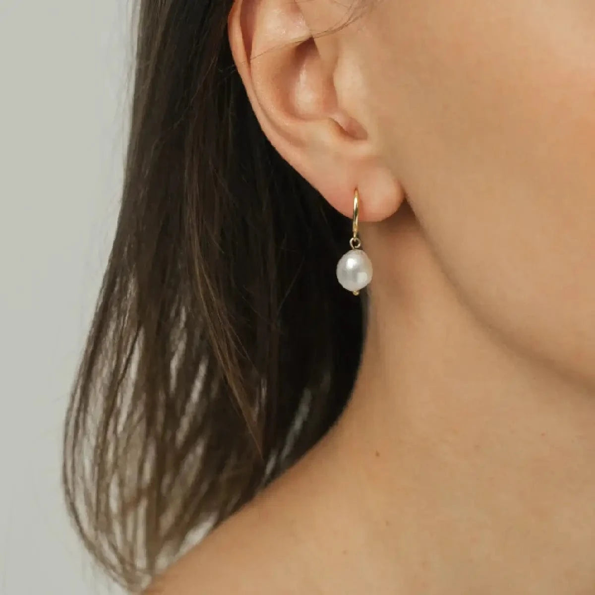 White baroque pearl drop earrings 6 mm photo