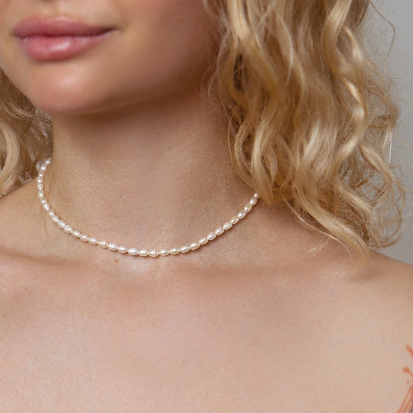 White choker with rice pearls 4 mm, AA photo