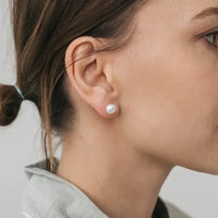 White pearl stud earrings of 8 mm photo
