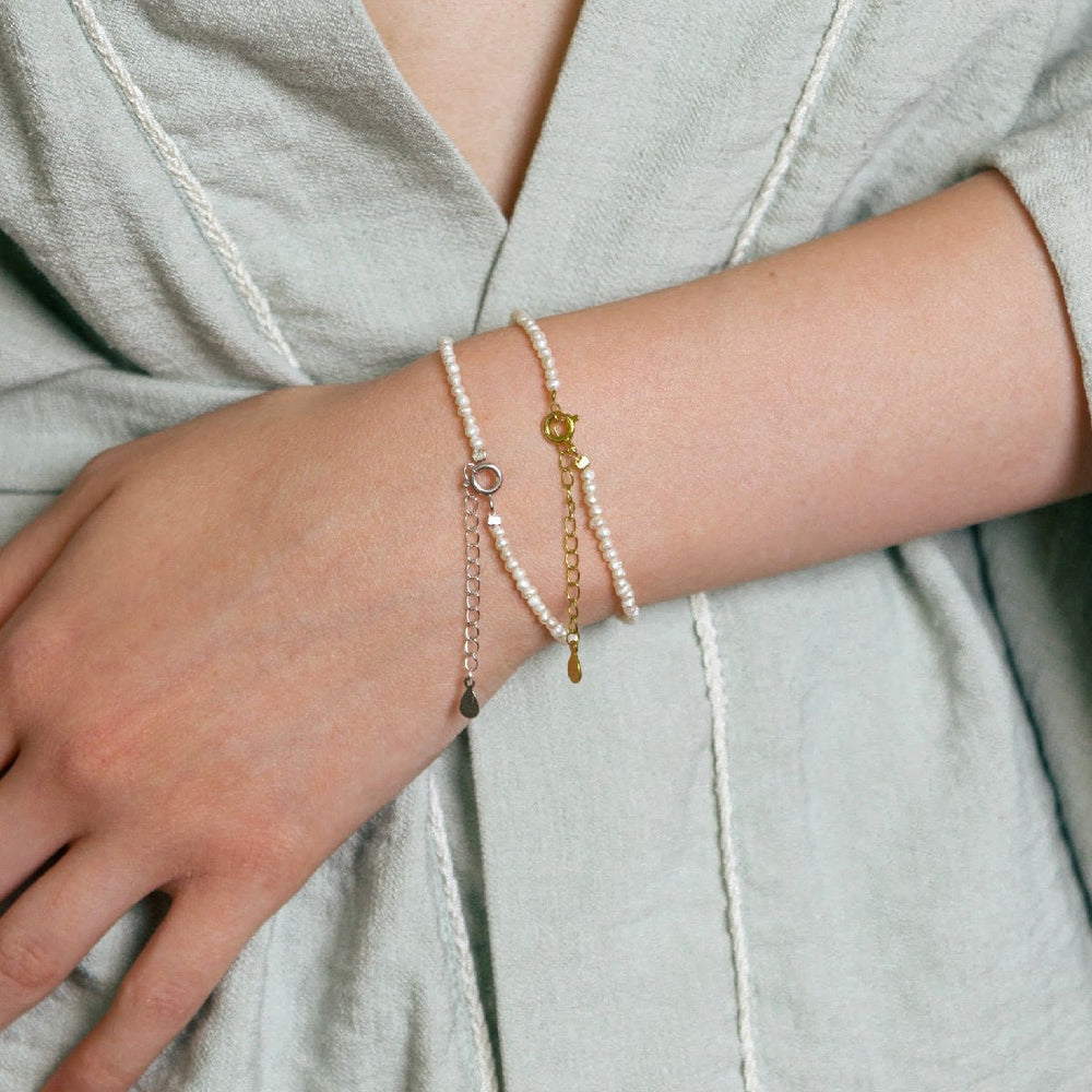 
                  
                    Bracelet with natural white round pearls of 3mm, silver or gold metal 
                  
                