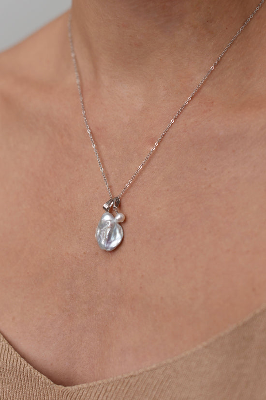 Load image into Gallery viewer, Colier Ocean argint poleit cu rodiu și pandantiv 2 perle
