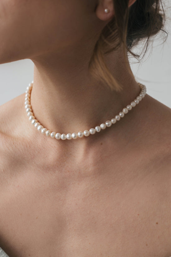 White choker with round baroque pearl 6 mm