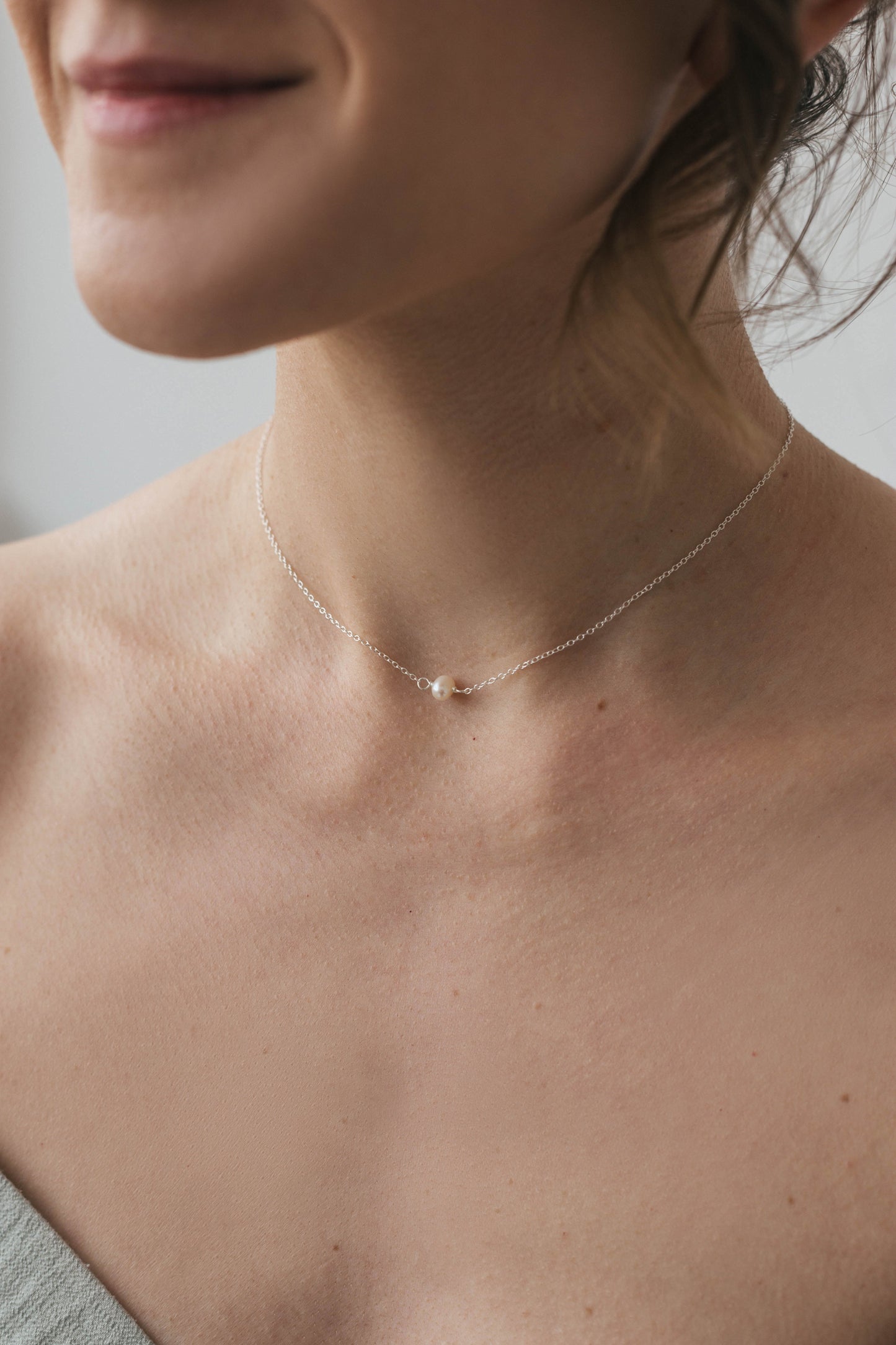Choker with silver chain and pearl in the middle