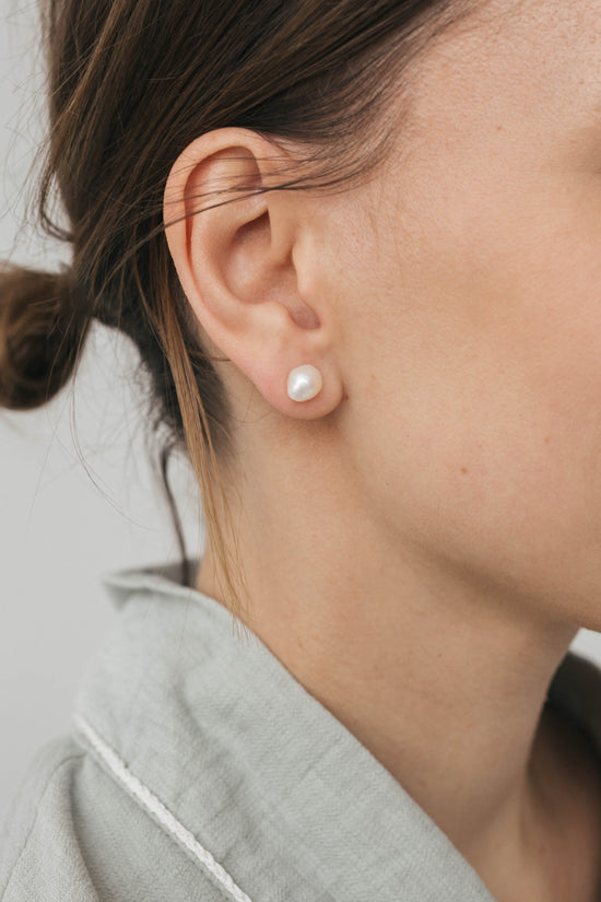 Baroque pearl stud earrings 7 mm
