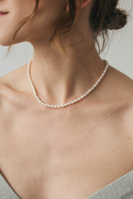 White choker with rice pearl 4 mm